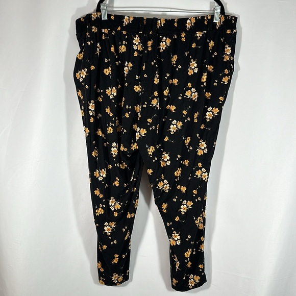 Torrid Black & Yellow Floral Paperbag Crop Pants - Picture 8 of 9